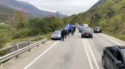 Basha rrugës në Tepelenë, mbështetësit i dalin para me flamuj e makina