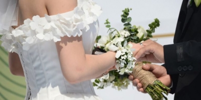 “Derisa borxhi të na ndajë” – Çiftet huazuan 3.5 miliardë dollarë për dasma, ja në cilin vend