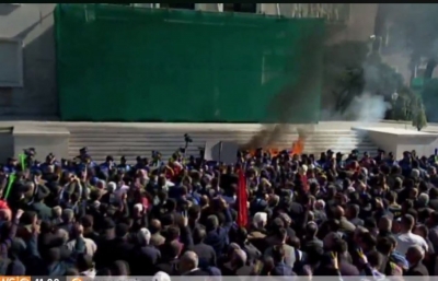 LIVE/ Protestuesit e çajnë kordonin e policisë
