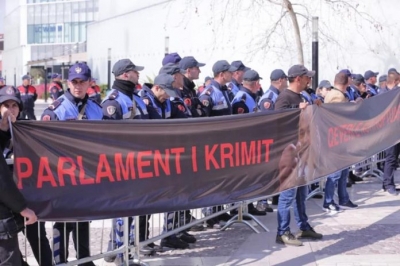 VIDEO/ Tensionohet situata përpara Kuvendit, protestuesit përplasen me policinë