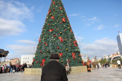 VIDEO E FRIKSHME/ Shihni si rrëzohet pema e Vitit të ri në sheshin Skënderbej