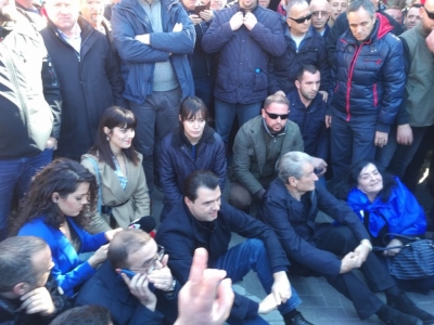 Basha dhe Berisha këmbëkryq para Kryeministrisë