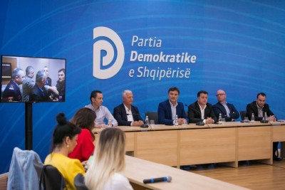 Ish-deputetët e PD në konferencë shtypi për ngjarjet e 16 shkurtit para Policisë në Tiranë