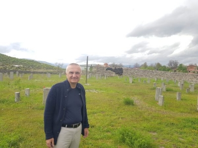 Meta vazhdon rrugëtimin në Kolonjë: U ndala në Borovën martire, aty ku dhjetëra njerëz u masakruan nga nazistët