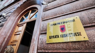 Kushtetuesja frikësohet dhe nuk vendos dot me dinjitet. I drejtohet Komisionit të VENECIAS!