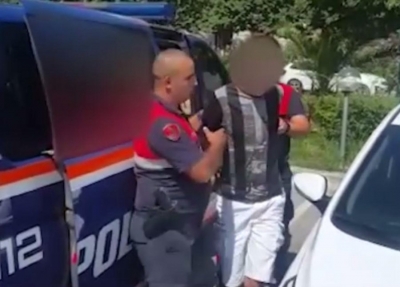 Video/ Kapet me pistoletë në çantë, arrestohet 29-vjeçari në Tiranë