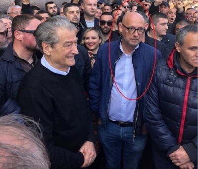 Përfaqësuesi i Merkel i bashkohet protestës së opozitës