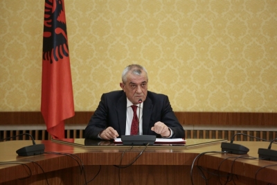 Zbardhen porositë/ Vërtetohet se deputetët në Parlament janë kllouna, Ruçi i mëson si të sillen