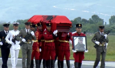 LIVE/ Mbërrin në atdhe, trupi i Major Klodian Tanushit, pritet me nderime ushtarake