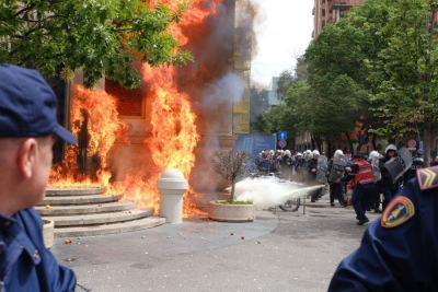 Tym dhe flakë/ Tensione përpara bashkisë, policia nuk lejon sërish këshilltarët e opozitës të futen brenda