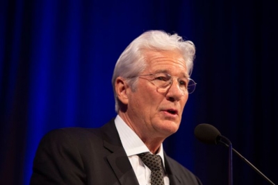 Koronavirusi/Aktori Richard Gere:Humba dy miq të dashur.Kini kujdes, kjo është një çështje serioze