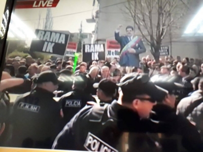 Rama sërish sot në Fier, protestuesit nisen drejt tij me pankarta