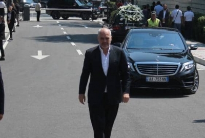Marrëzia e Edi Ramës në ceremoninë e lamtumirës për Luan Hajdaragën (FOTO)