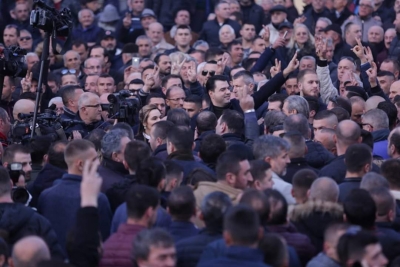 Protesta e opozitës, pa fjalime e pa orar. Rrethohet Kryeministria