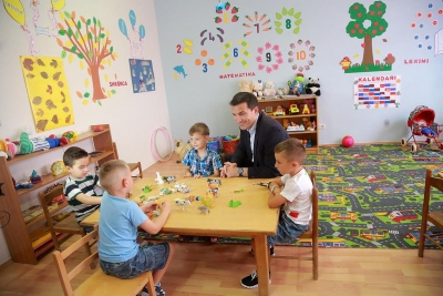 Çarçafët e kopshteve i blen te gabi/ Drejtoreshë Hajnia e Lal Plehut akuzohet për vjedhje të mëdha!