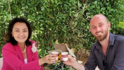 Ambasadorja Kim mban premtimin, takohet me të riun që e quajti “kineze”: Fisarti vjen nga një vend që unë kam rënë në dashuri!