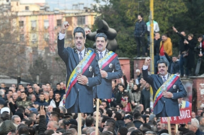 Tensione, flakë, Chavezi, Rama dhe Maduro… fotot e protestës së opozitës