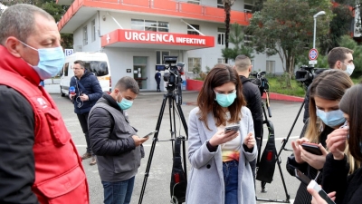 “Covid-19 rriti varfërimin e medias”/ VOA: Gazetarët probleme në sigurimin e informacionit