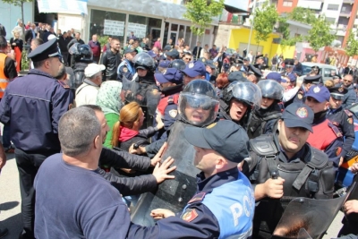 LIVE/ Rikthehen tensionet, banorët e Unazës së Re përplasje te komisariati nr. 6