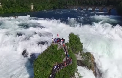 Video/ Bukuria natyrore e ujëvarës së veçantë në Zvicër