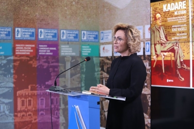 Kadare në studion e Eni Vasilit/ UET Press boton intervistat në 88-vjetorin e lindjes së shkrimtarit