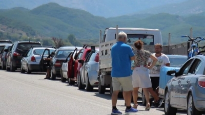 Kakavijë, qytetarët prej orësh në pritje në këtë vapë të madhe