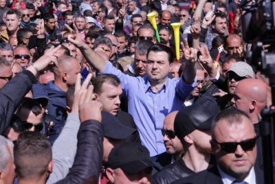 Kupola e policisë e mbushur me kriminelë droge që hedhin gaz mbi popull