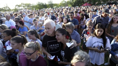 SHBA, nxënësit e Santa Fesë në Teksas  përballë traumës pas vrasjes masive