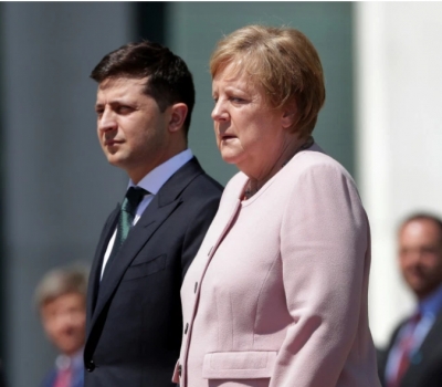 Dridhje të dhunshme gjatë një ceremonie, Kancelarja Merkel probleme me shëndetin?