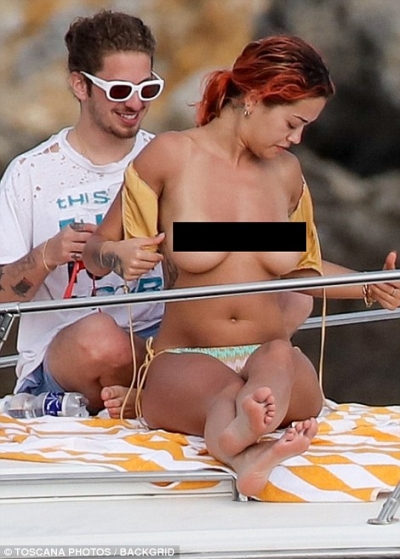 Befason Rita Ora, shfaqet topless pranë të dashurit në pushime