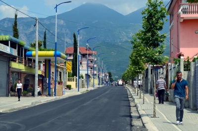Mbyllet loti 3, Bashkia Kamëz përfundon ndërtimin e rrugës “Demokracia” 7 km
