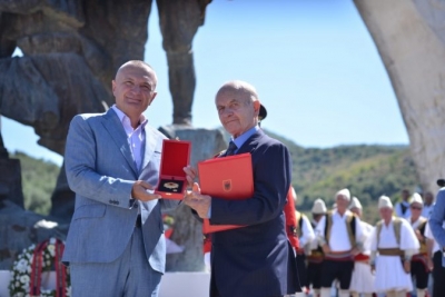 ”Nderi i Kombit”, Meta dekoron skulptorin Mumtas Dhrami: Ka skalitur me daltë historinë e kombit shqiptar