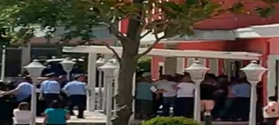 Tensione në Bilisht dhe Skrapar, qytetarët kërkojnë lirimin e ambienteve të KZAZ-ve