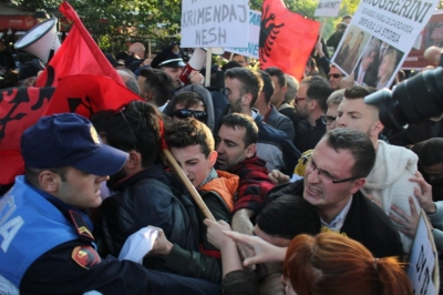 Me foto, shikoni si policia e Lleshajt dhunoi të rinjtë e Kosovës që protestuan kundër Vuçiçit