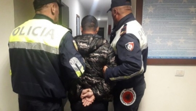 Kapet me drogë në Tiranë, palestinezi kundërshton policët dhe thyen xhamin e derës