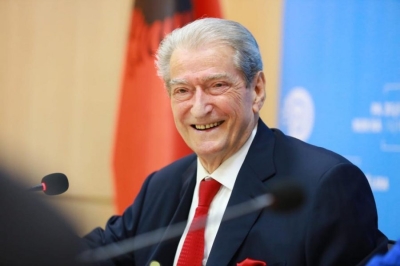 Fotoja që acaroi &#039;ushtarët&#039; e Dumanit/ Berisha: Mjeros dhe lëpirësve që u revoltuan, facebook është publik o mjeranë!