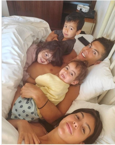 Ronaldo publikon foto nga shtrati me gruan dhe fëmijët:Mënyra më e mirë për të nisur ditën.