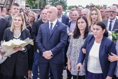 Kryemadhi merr pjesë në përvjetorin e vdekjes së babait të Ramush Haradinajt, ish- kryeministri i Kosovës: Na mësoi se vdekja për liri…