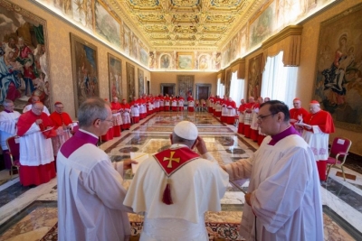 Vatikani sfidon me dokumentin e ri: &#039;Meshkujt dhe Femrat që krijoi Ai!&#039;