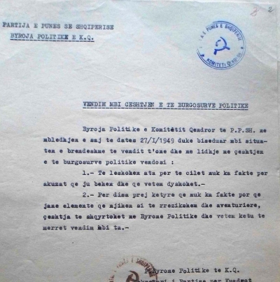 1949/Byroja Politike kryente edhe atributet e gjykatës