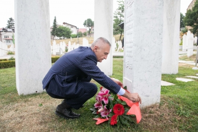 Sarajevë, Presidenti Meta vendos lule te varri i Izetbegović: Burrë i madh!