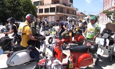 Të përshkosh Shqipërinë me një Vespa, 200 motorë italianë pushtojnë Vlorën