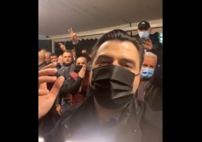 Basha surprizohet në Laç: Erdha për një kafe, por u kthye në bashkim të madh të kurbinasve! Ndryshimi po vjen