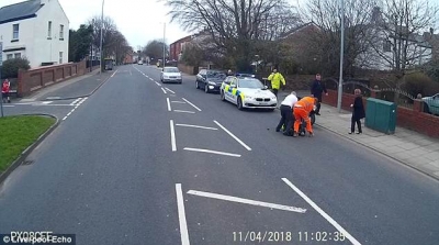 BRITANI/ E vë poshtë dhe e godet pa pushim, drejtuesi i motorit dhunon policit rrugor