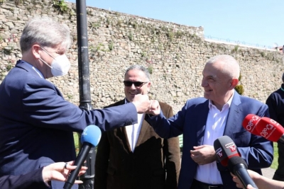 Meta takon ambasadorin austriak në Elbasan: Sot ditë e festës së Demokracisë, prania e madhe e vëzhguesve ndërkombëtarë e rëndësishme për integritetin e procesit