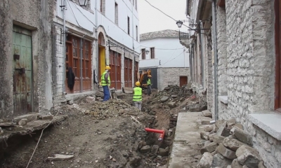 Akuza e Berishës: Për të vjedhur, narkozyrtarët ngrenë edhe kalldrëmin e Gjirokastrës