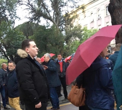 Djali i Sokol Olldashit i bashkohet opozitës në protestë