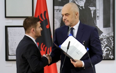 Ironia e Ylli Manjanit: Në këtë shtet punon vetëm Gent Cakaj