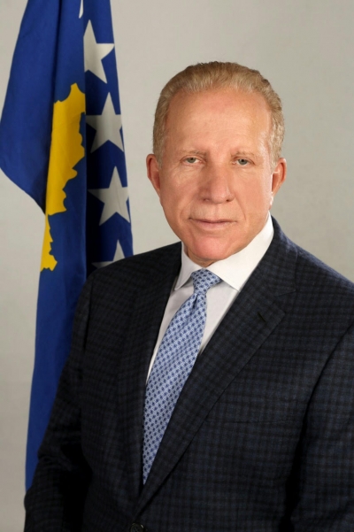 Kosovë/ Behgjet Pacolli merr pasaportë shqiptare