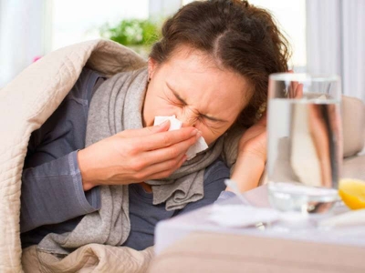 Ulja e temperaturave çon në spital shqiptarë, mjekja këshillon të rinjtë: Vishuni!